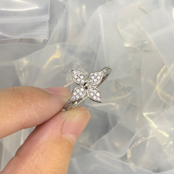 LV RING 18K GOLD PLATED Y187877