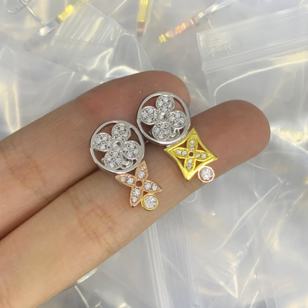 LV EARRING 18K GOLD PLATED Y193356