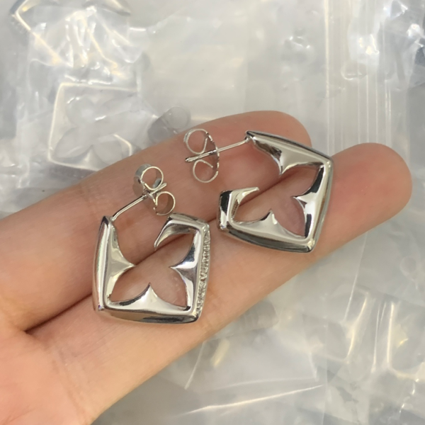 LV EARRING 18K GOLD PLATED Y191190