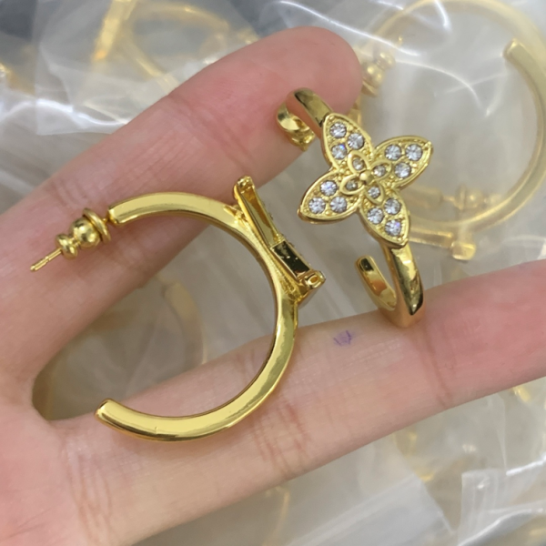 LV EARRING 18K GOLD PLATED Y192277