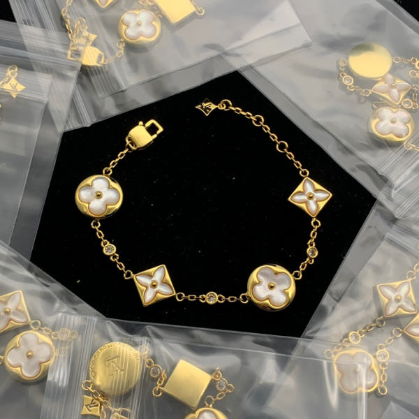 LV BRACELET 18K GOLD PLATED Y188696