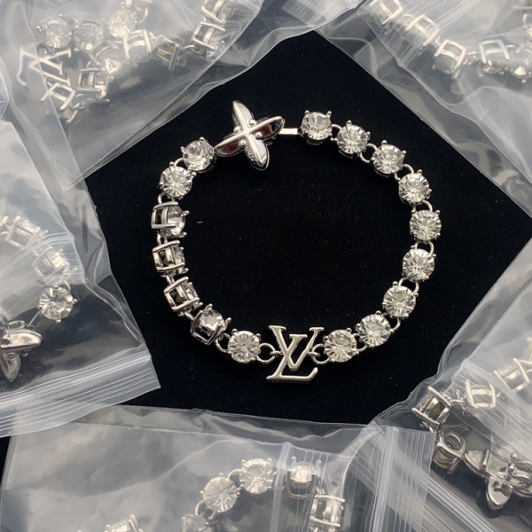 LV BRACELET 18K GOLD PLATED Y179320