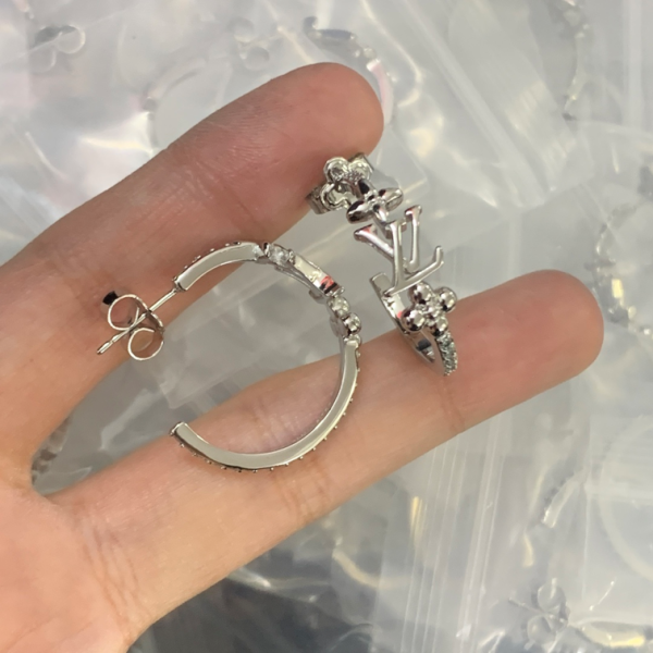 LV EARRING 18K GOLD PLATED Y192437