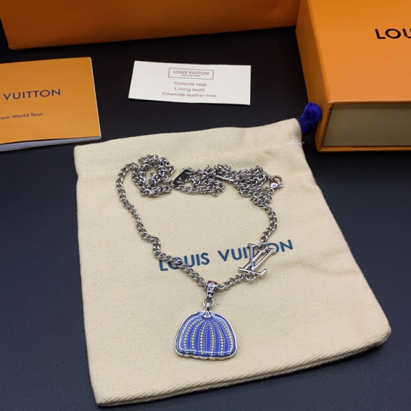 LV NECKLACE 18K GOLD PLATED Y176623-2