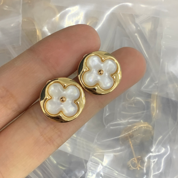 LV EARRING 18K GOLD PLATED Y193324