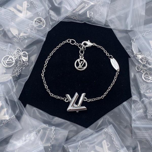 LV BRACELET 18K GOLD PLATED Y170664