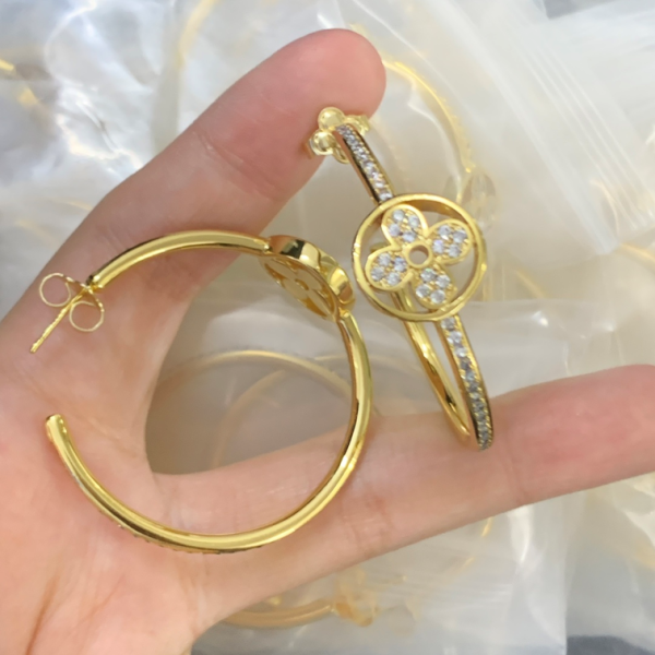 LV EARRING 18K GOLD PLATED Y192045