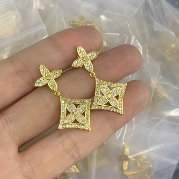 LV EARRING 18K GOLD PLATED Y193141