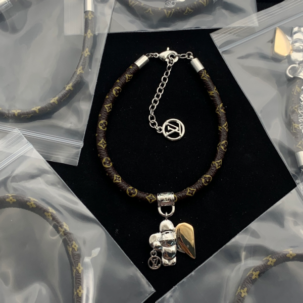 LV BRACELET 18K GOLD PLATED Y181918