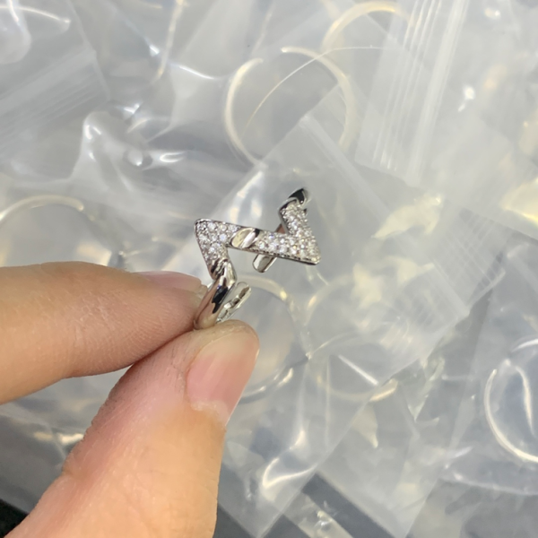 LV RING 18K GOLD PLATED Y190021