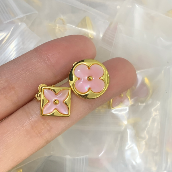 LV EARRING 18K GOLD PLATED Y188043