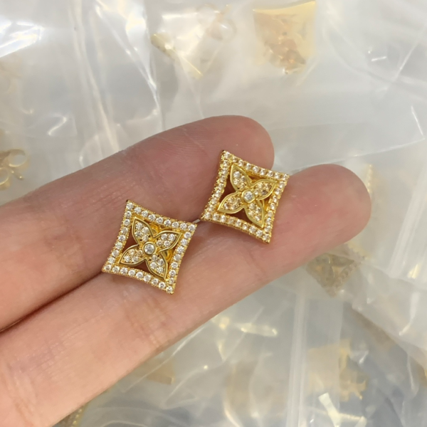 LV EARRING 18K GOLD PLATED Y191728