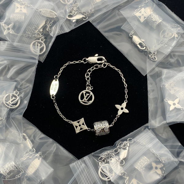 LV BRACELET 18K GOLD PLATED Y170784