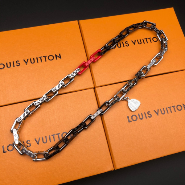 LV NECKLACE 18K GOLD PLATED Y176626