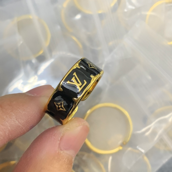 LV RING 18K GOLD PLATED Y187868