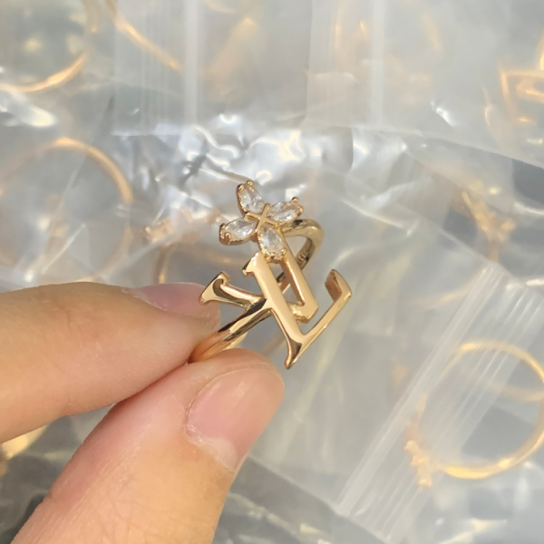 LV RING 18K GOLD PLATED Y190668