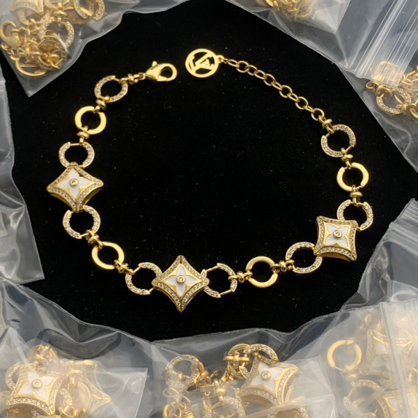 LV BRACELET 18K GOLD PLATED Y190648