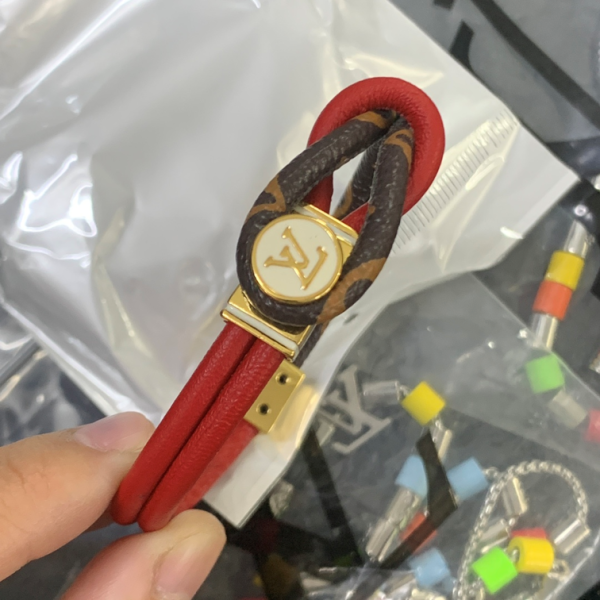LV BRACELET 18K GOLD PLATED Y190657