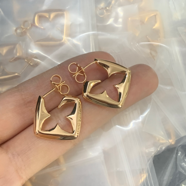 LV EARRING 18K GOLD PLATED Y191191