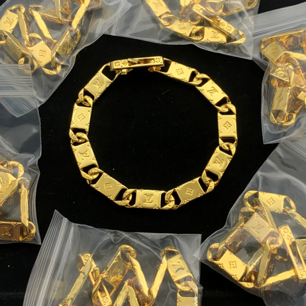 LV BRACELET 18K GOLD PLATED Y181506