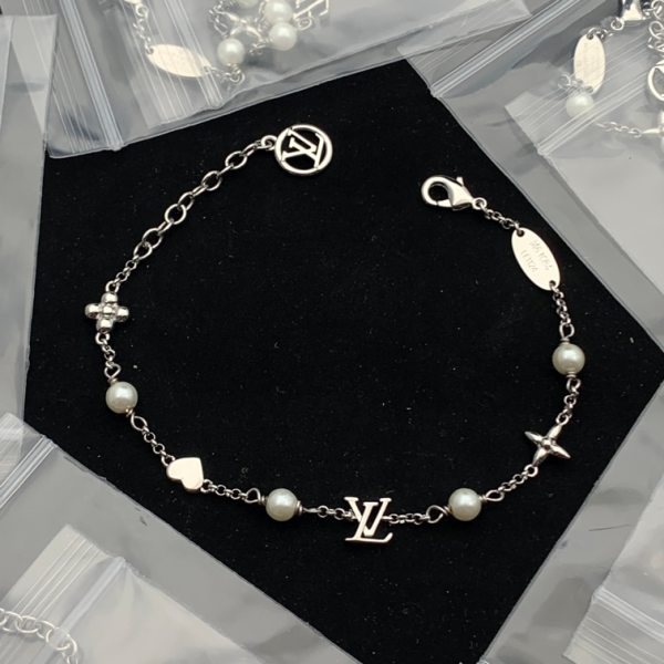 LV BRACELET 18K GOLD PLATED Y193596