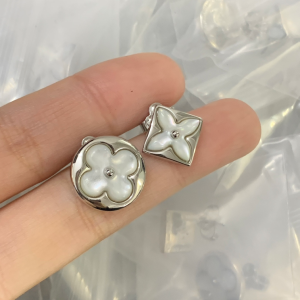 LV EARRING 18K GOLD PLATED Y192181