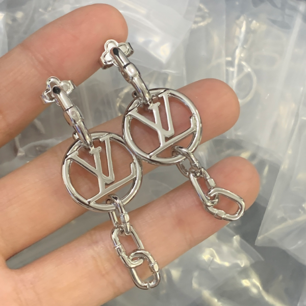 LV EARRING 18K GOLD PLATED Y191174