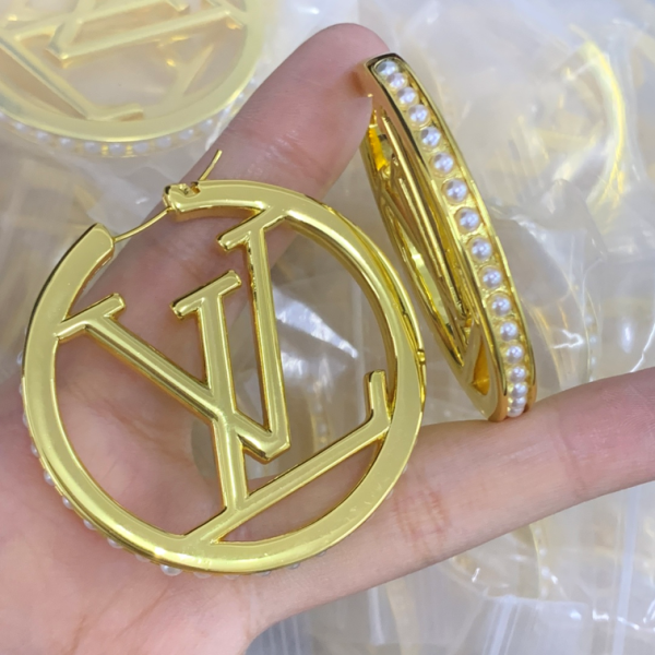 LV EARRING 18K GOLD PLATED Y193055
