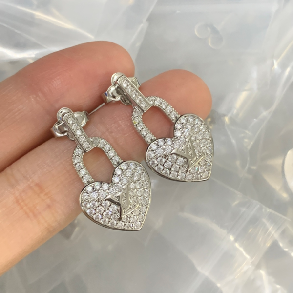 LV EARRING 18K GOLD PLATED Y192696