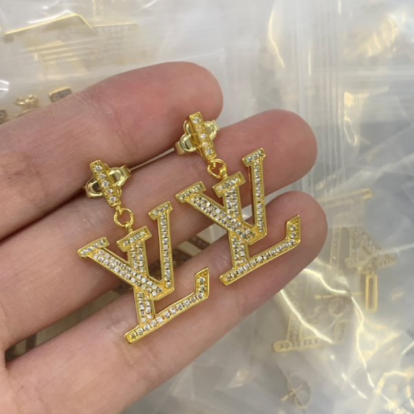 LV EARRING 18K GOLD PLATED Y191176