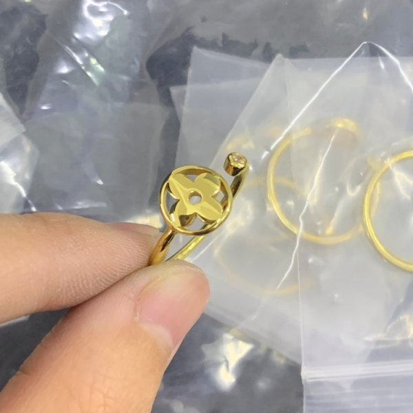 LV RING 18K GOLD PLATED Y193146
