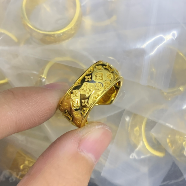 LV RING 18K GOLD PLATED Y193817