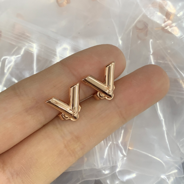 LV EARRING 18K GOLD PLATED Y193133