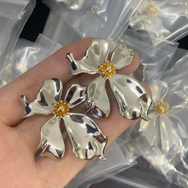 CELINE EARRING 18K GOLD PLATED Y177193