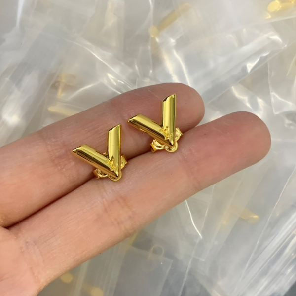 LV EARRING 18K GOLD PLATED Y192448