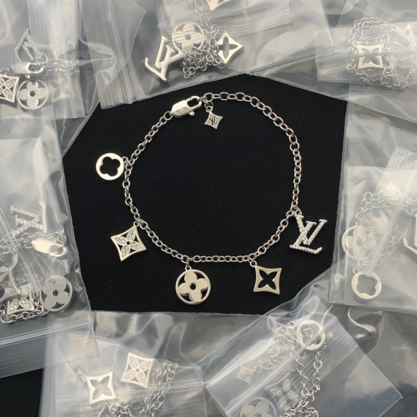 LV BRACELET 18K GOLD PLATED Y169872