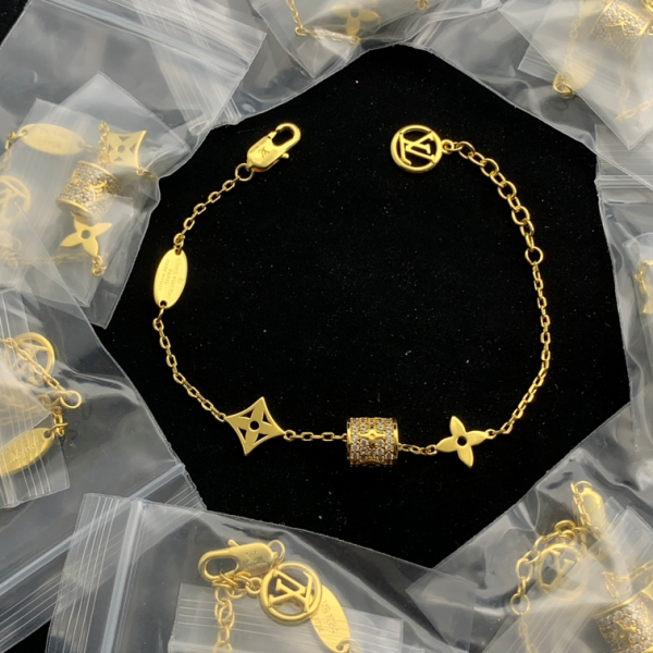 LV BRACELET 18K GOLD PLATED Y188190